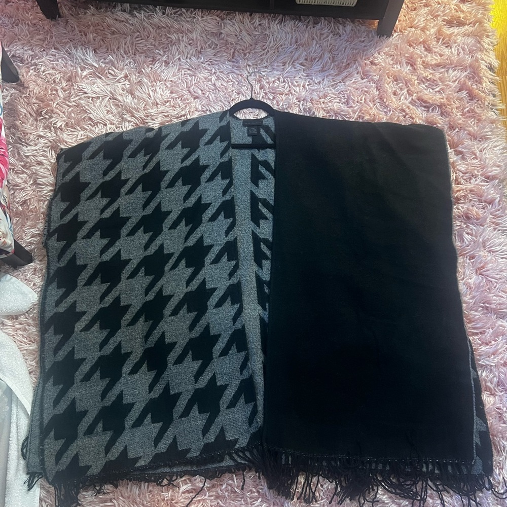 Steve Madden Black and Gray Houndstooth Cape